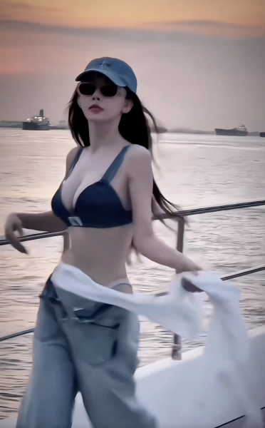 汤加追鲸海边追鲸泳装夏天