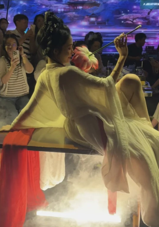 郭喆喆，你给我说实话，你是不是古代穿越过来的？妈呀，真的像从画里走出来的一样，你怎么可以那么美