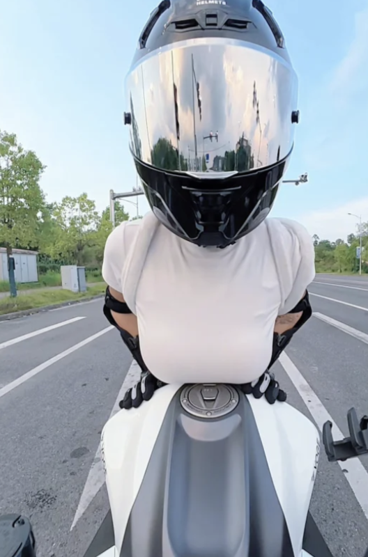 我一般中午骑车 不然你早晚会爱上我