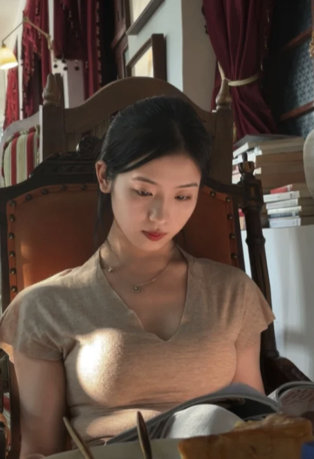 杭州中山路咖啡店的黄昏时刻